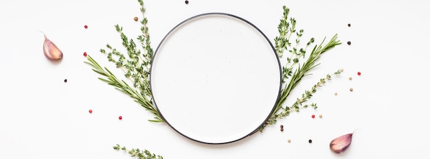 Plato gourmet en mesa rústica